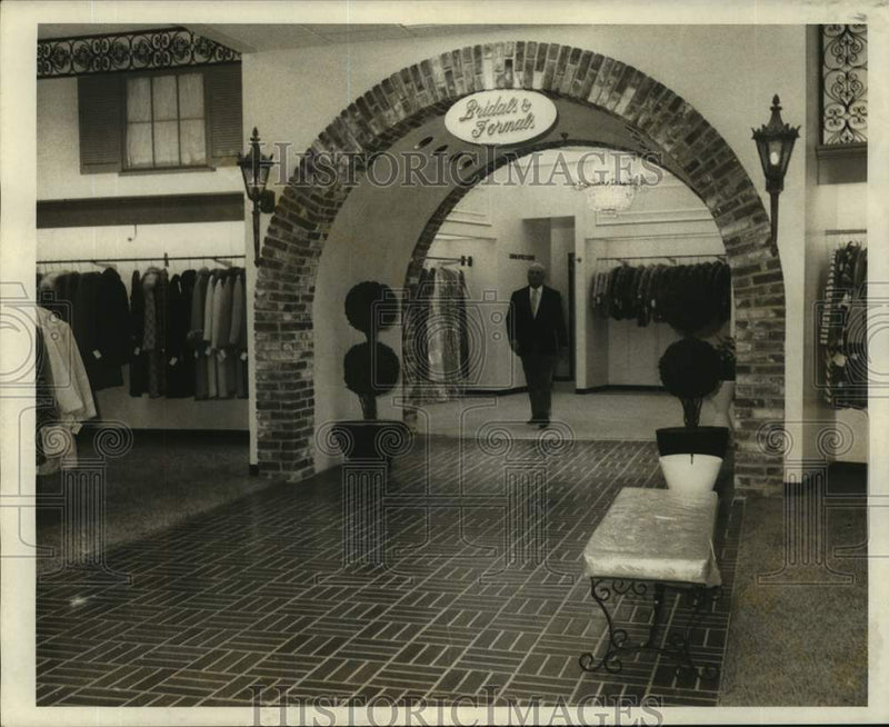 Load image into Gallery viewer, 1970 Press Photo The new Hollywood Shop in Lakeside Shopping Center - nob44476
