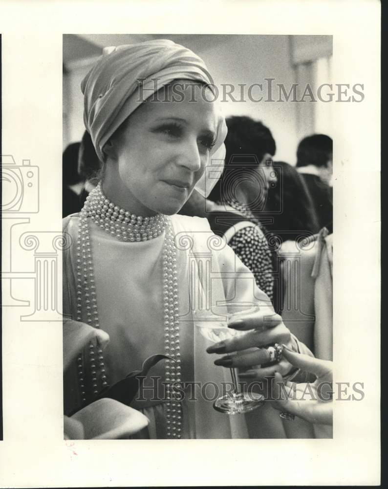 1978 Press Photo Newswoman Angela drinking wine during dinner party - Historic Images