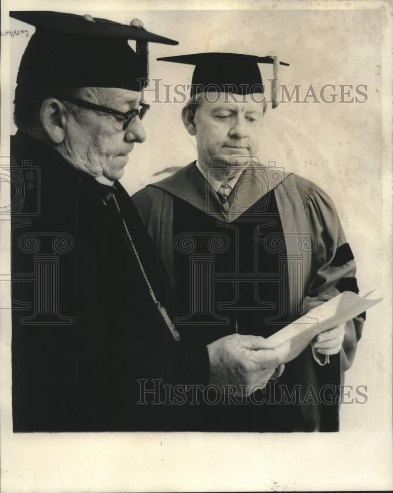 Load image into Gallery viewer, 1972 Press Photo John A. Hunter and Dr. Homer L. Hitt during graduation at LSUNO
