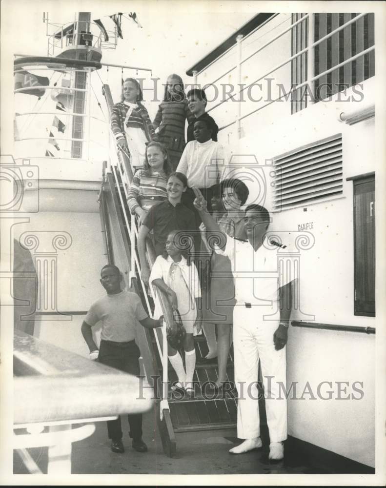 1968 Press Photo Children from New Orleans schools visit S. S. Jamaican Queen