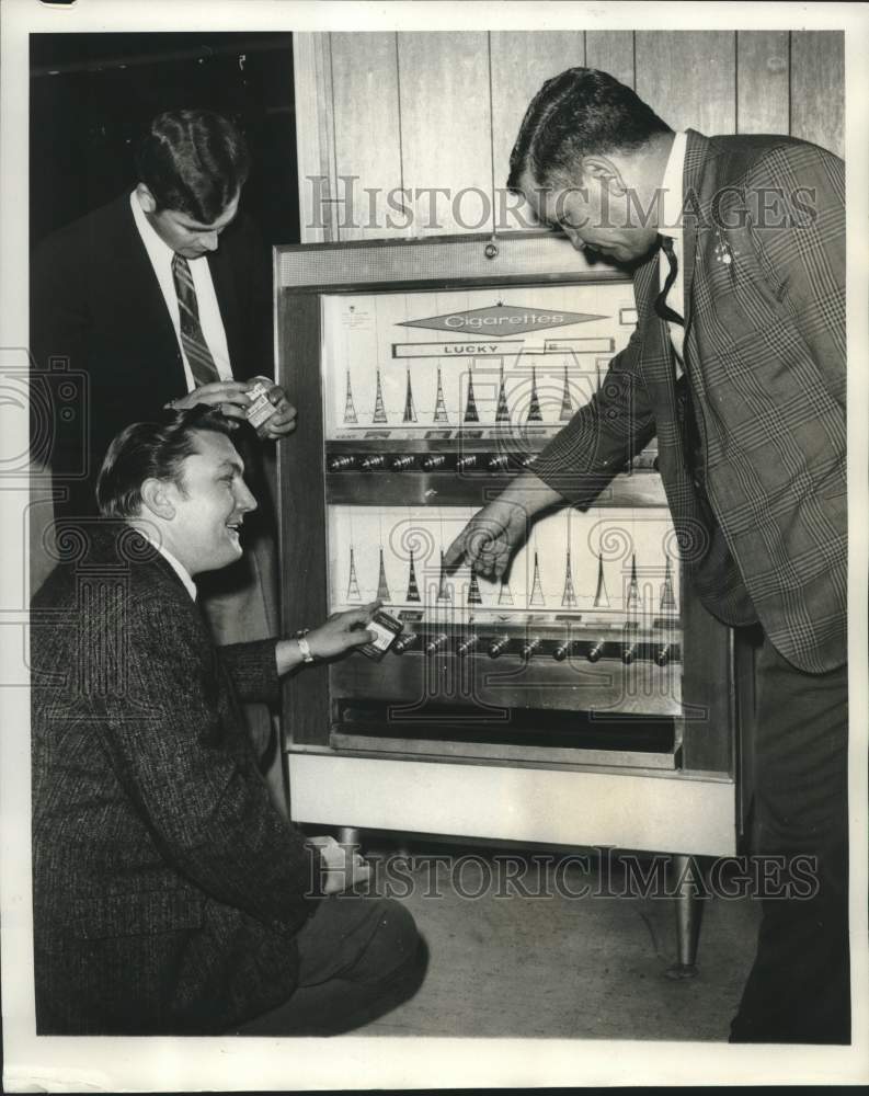 Load image into Gallery viewer, 1969 Press Photo Detectives With Stolen Property Seized at Lucky Cue in Kenner
