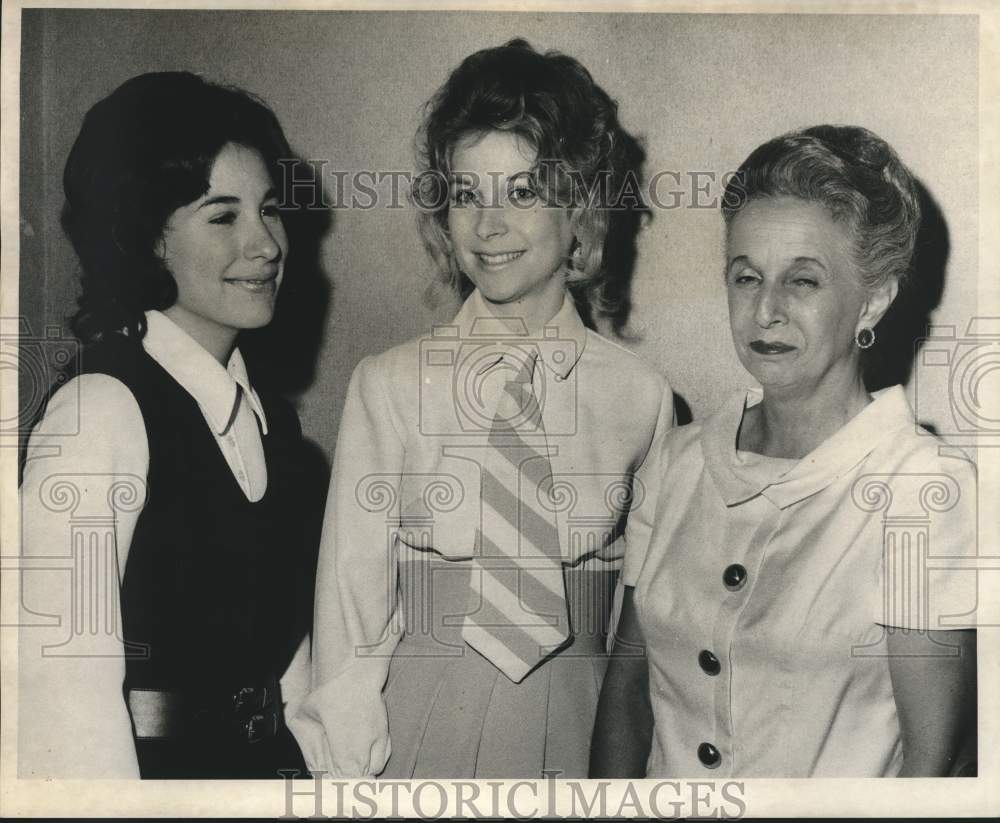 1971 Press Photo Group of Vol. of Year, green award for new members- Historic Images