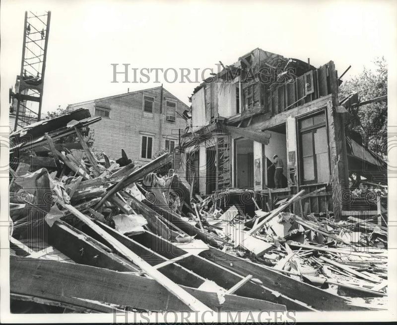 Load image into Gallery viewer, 1974 Press Photo Property at 3200 St. Charles and Harmony demolished - nob45368

