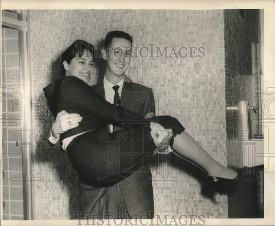 1959 Press Photo William Harmon and bride Myriam Ariza at Moisant Airport