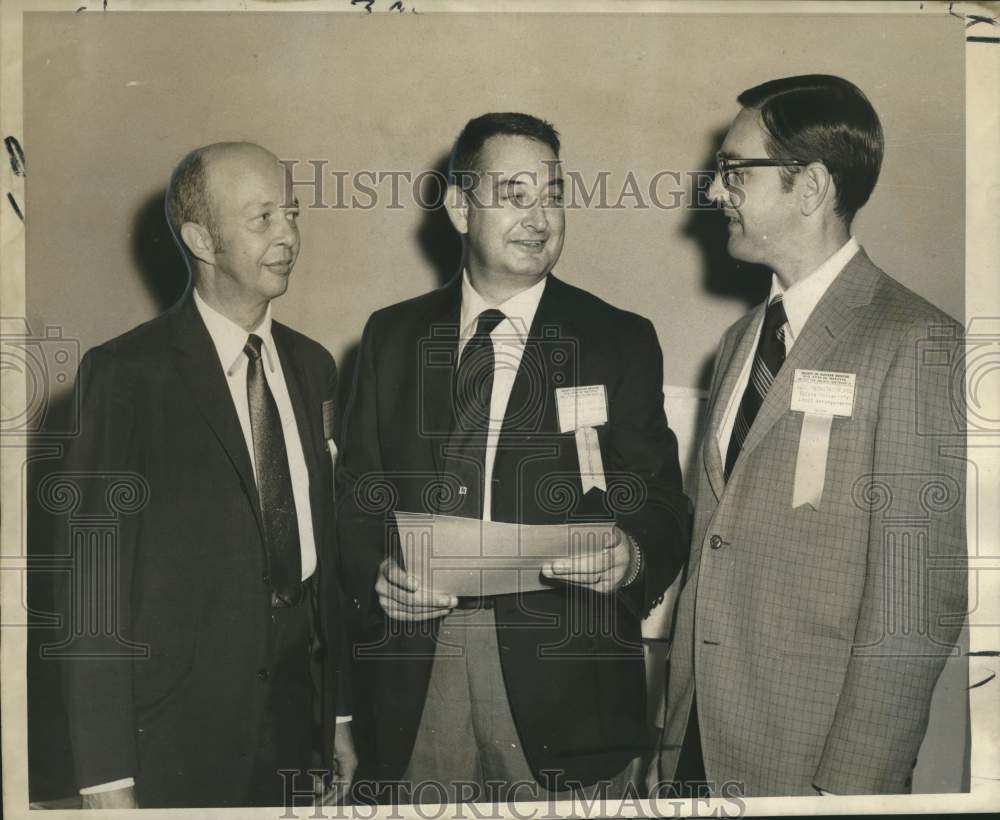 1969 Press Photo C. Craig Harris of Duke University discusses nuclear medicine