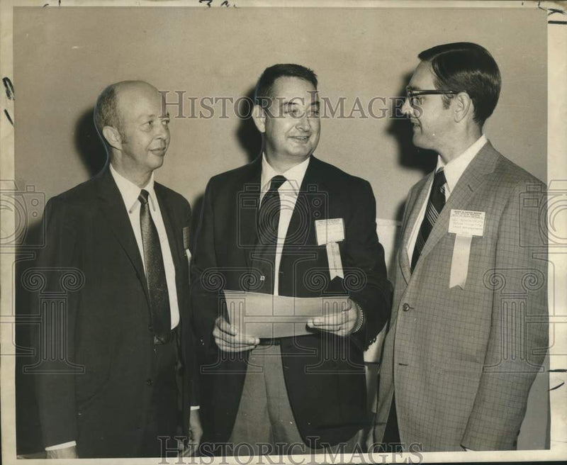 Load image into Gallery viewer, 1969 Press Photo C. Craig Harris of Duke University discusses nuclear medicine
