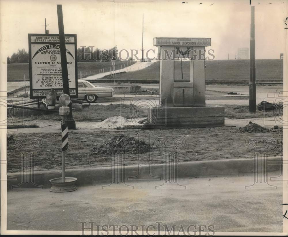 1964 Press Photo Work Puts Horse Trough Out of Reach, Carrolton &amp; St. Charles- Historic Images