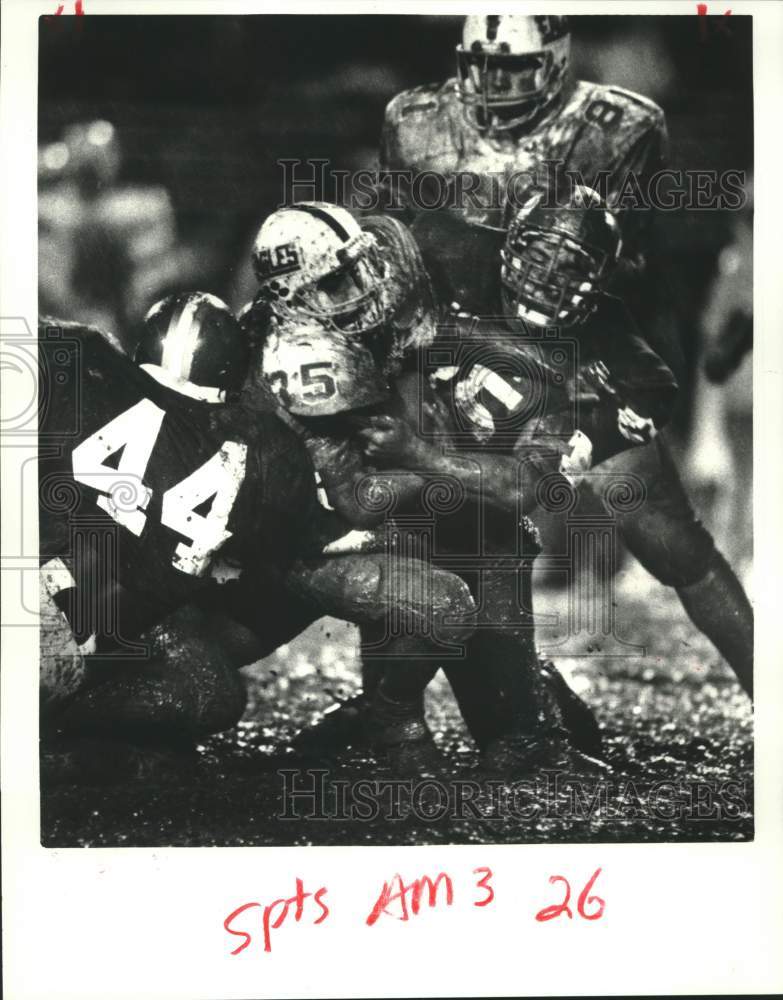 1985 Press Photo High School Footballers Battle In The Mud, Tad Gormely Stadium- Historic Images