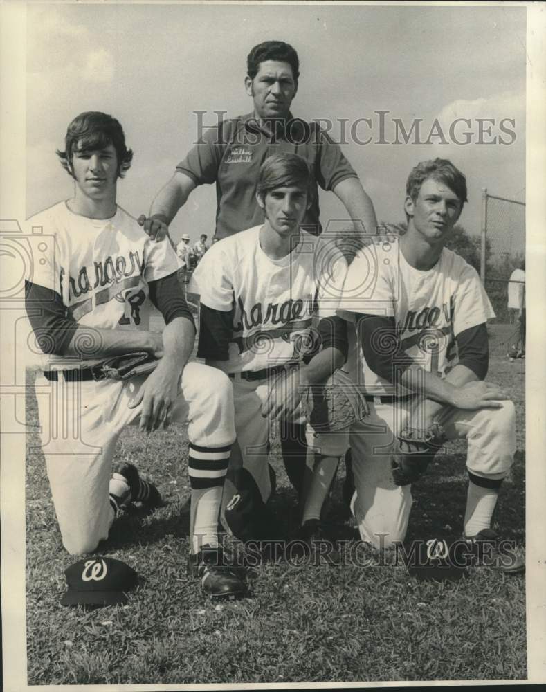 1972 Press Photo Baseball Coach Lenny Kahn with his three-man mound staff- Historic Images