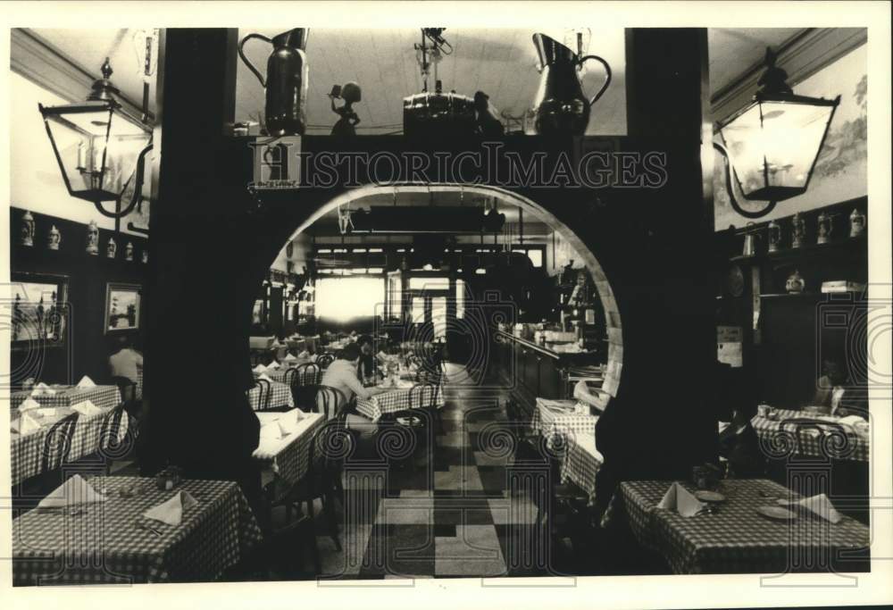 1979 Press Photo View through the arch at Halb&#39;s restaurant. - nob46770