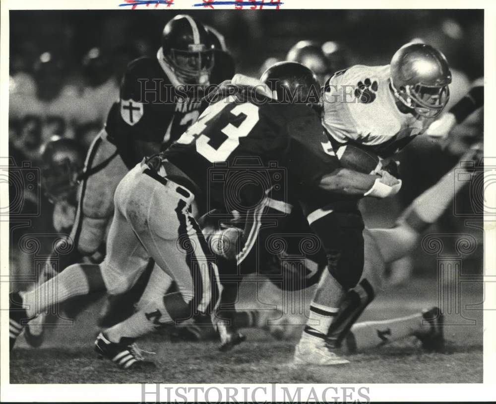 1983 Press Photo HC RB Billy Doyle with Troy Tortorich after gaining first down- Historic Images