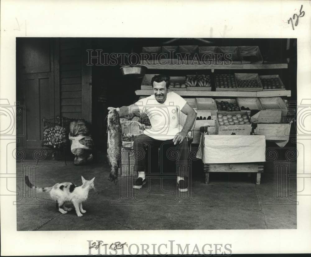 1978 Press Photo Tony Caruso, outside, Caruso&#39;s Seafood, Keller Market- Historic Images