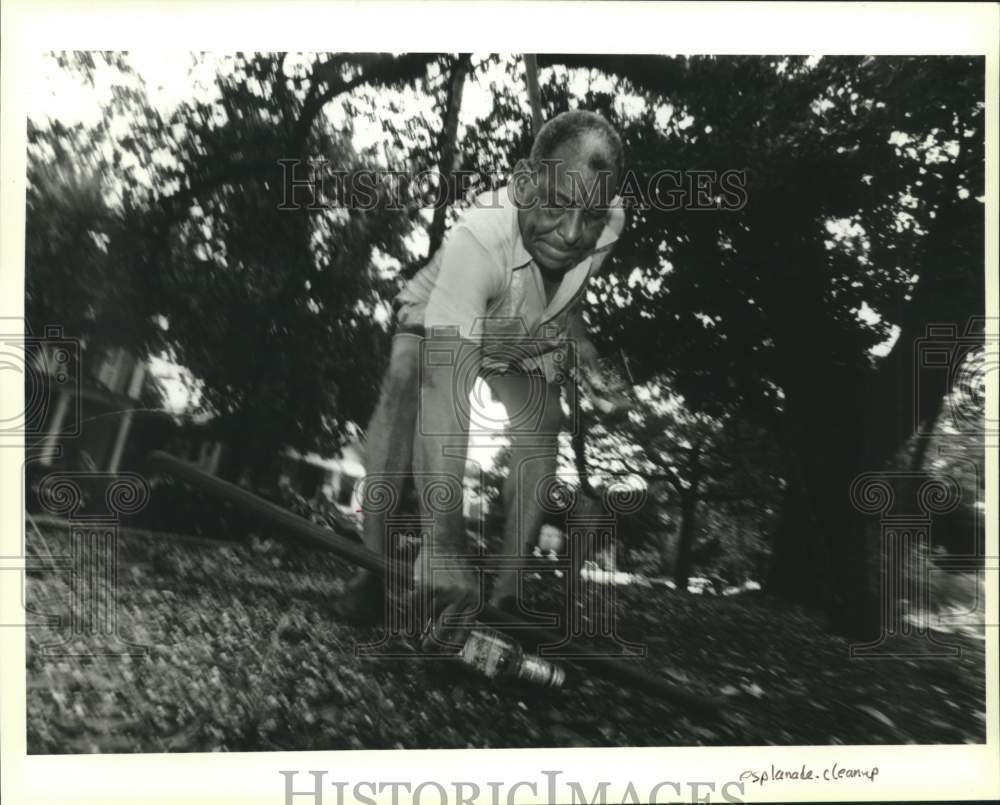1994 Press Photo Louis Keligand picking up trash in his Esplanade neighborhood