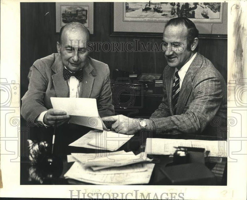 Load image into Gallery viewer, 1979 Press Photo Hugo Kahn new president of Krauss Co. Ltd. with Jimmy Heymann
