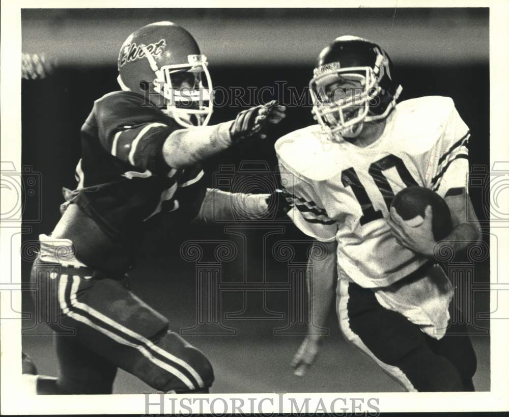 1985 Press Photo Higgins Quarter Back Chaisson chased by Ehret&#39;s Steve Thompson- Historic Images