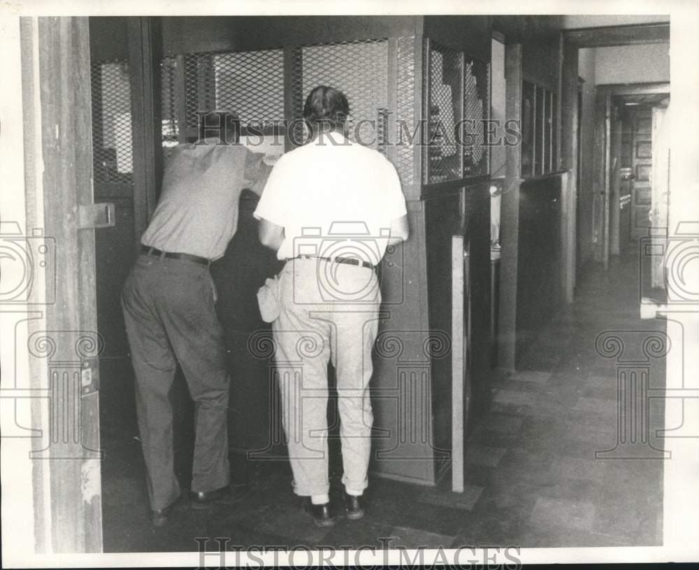 1970 Press Photo  The customer service window inside Kenner&#39;s police station.- Historic Images