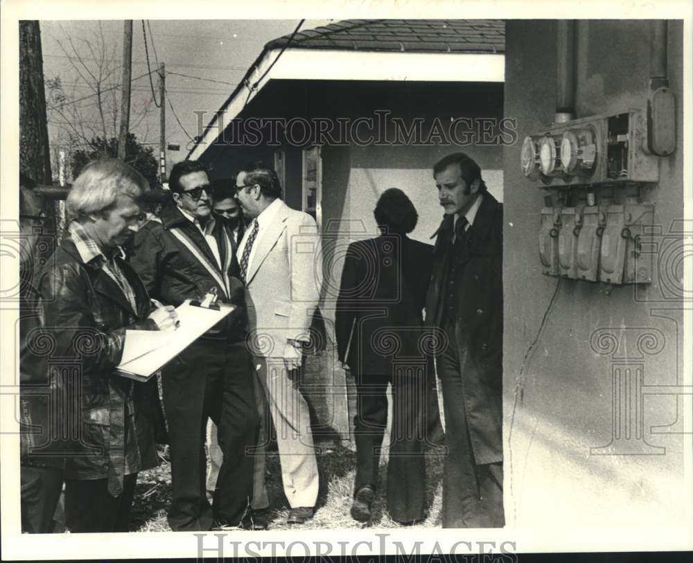 1979 Press Photo Kenner City officials inspect an apartment at 925 Third Street