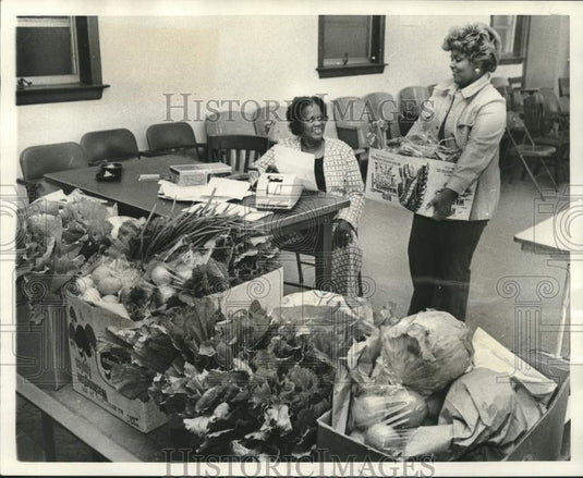 1975 Press Photo Judith Small checks out with Victoria Kelly at KemCo Food Co-op- Historic Images