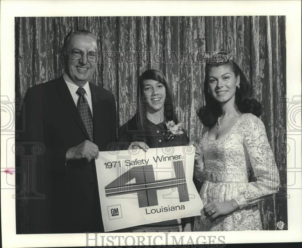 1971 Press Photo Bonnie Kent received scholarship awarded by General Motors- Historic Images