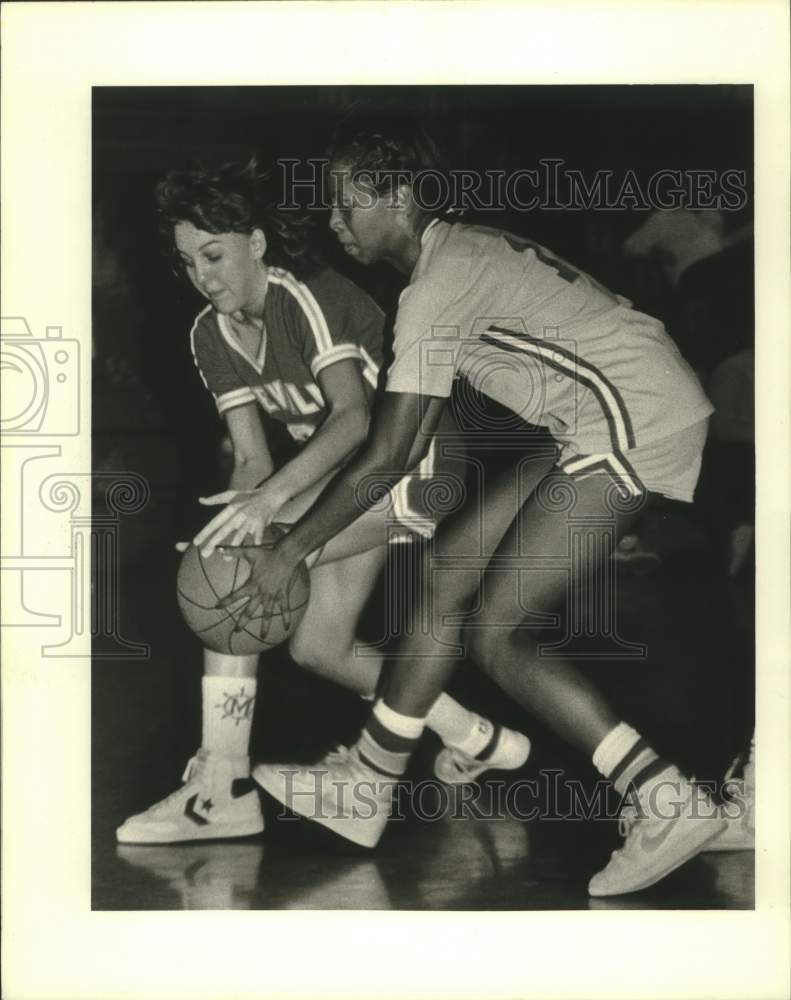 1984 Press Photo Basketball-Stephanie Studdard &amp; Grace King fight for the ball- Historic Images