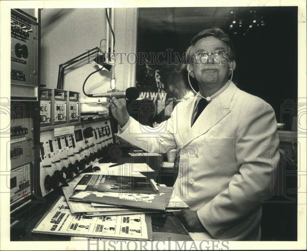 1980 Press Photo Bradley Kimbrough, WIWW with Dixieland jazz records.- Historic Images