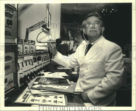 1980 Press Photo Bradley Kimbrough, WIWW with Dixieland jazz records.- Historic Images
