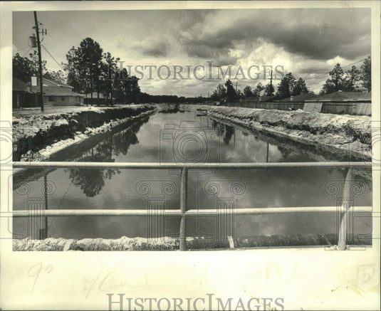 1979 Press Photo Canal framed by deteriorating banks in Kingspoint subdivision.- Historic Images