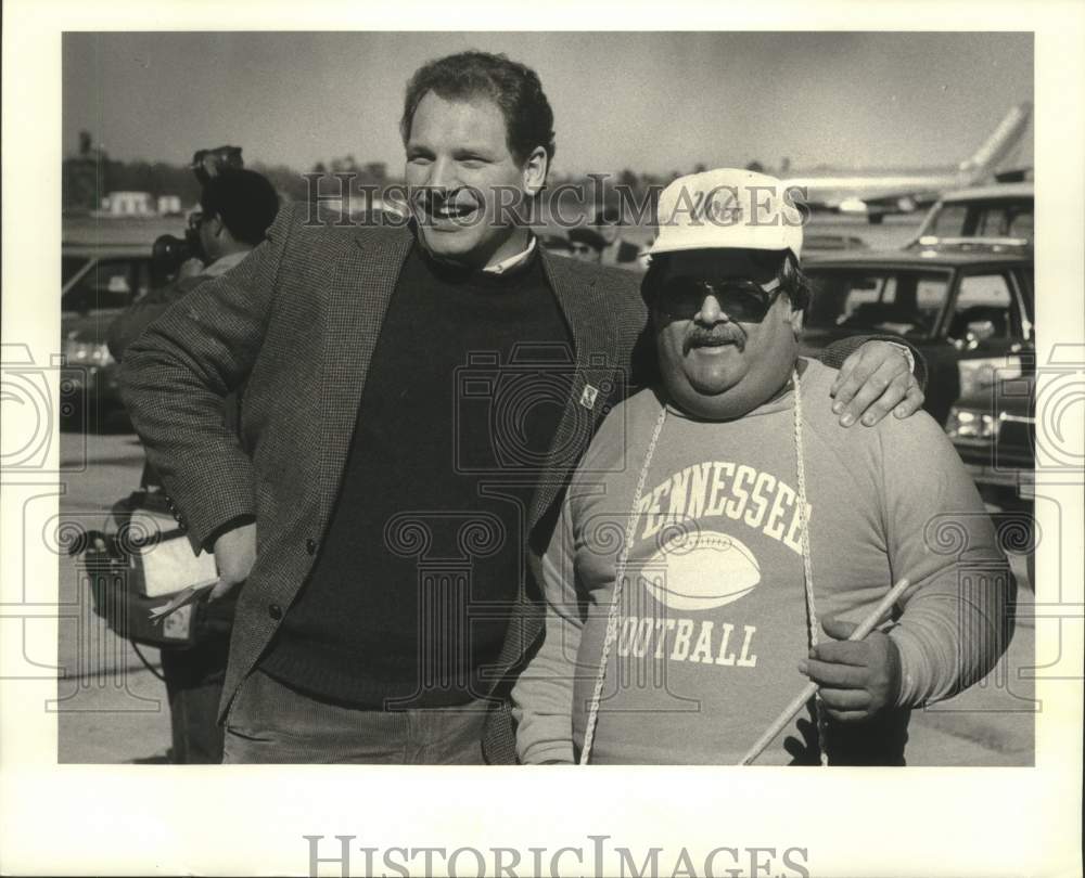 1985 Press Photo Todd Kirk gives a hug to Richard Holland at airport on arrival.- Historic Images