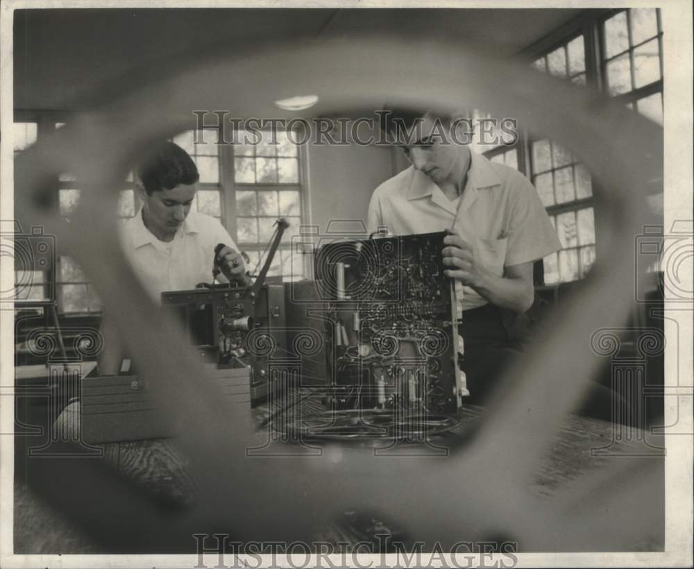 1967 Press Photo Fortier&#39;s small service group work on machine repairs.- Historic Images