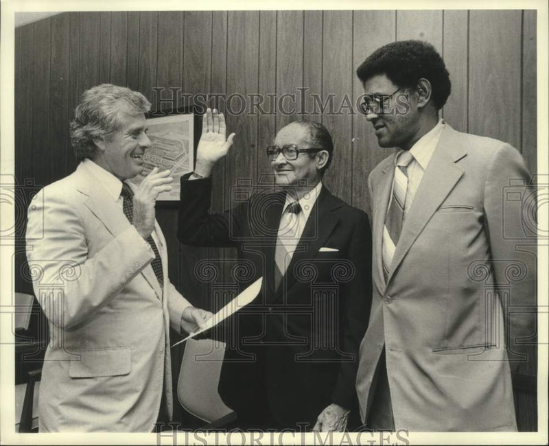 Load image into Gallery viewer, 1979 Press Photo Elliot J. Keyes, center - nob48372
