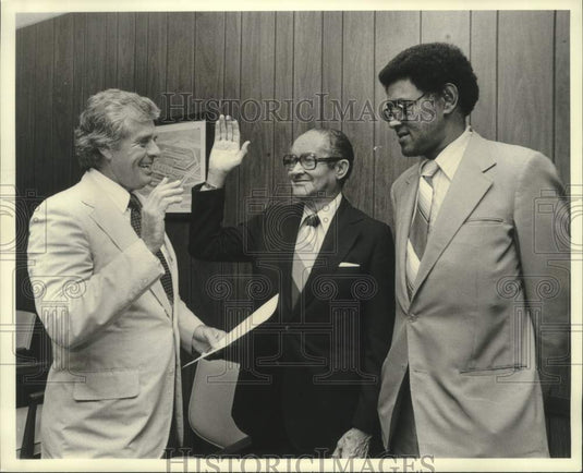 1979 Press Photo Elliot J. Keyes, center - nob48372