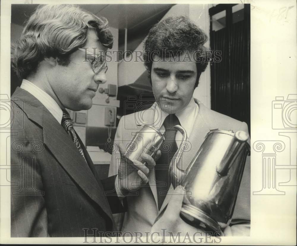 1974 Press Photo Fairmont Hotel employees comparing pot size for ease of theft.- Historic Images