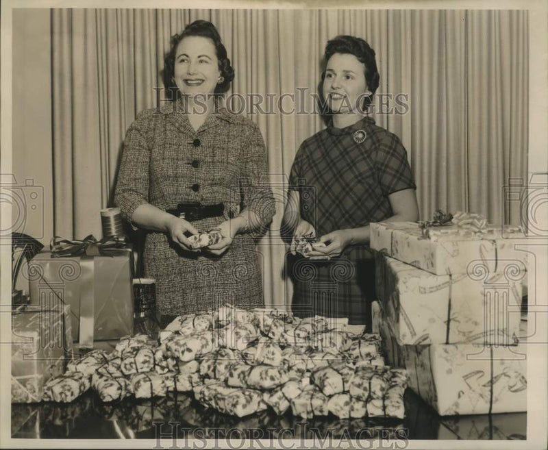 Load image into Gallery viewer, 1958 Press Photo Mmes. Charles Hill and Ernest Joubert III of Propeller Club
