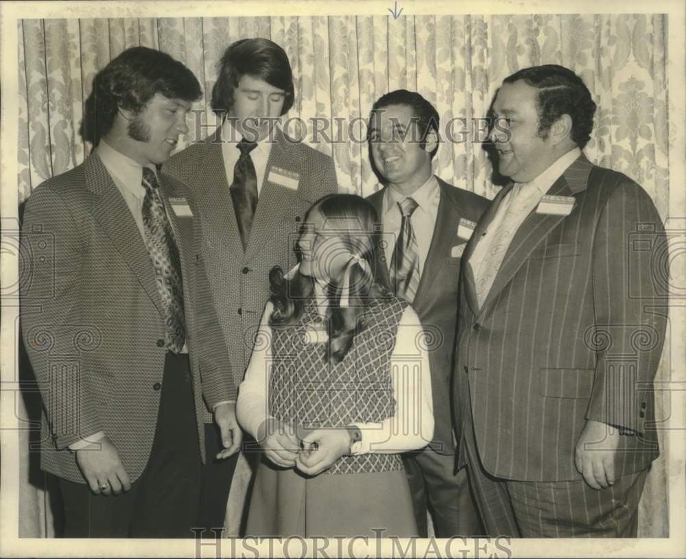 1972 Press Photo Al Kroeper with group of men and a young girl- Historic Images