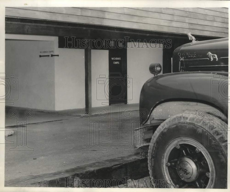 Load image into Gallery viewer, 1960 Press Photo "Land ship" awaits return from prayer room of Air-Line hostelry
