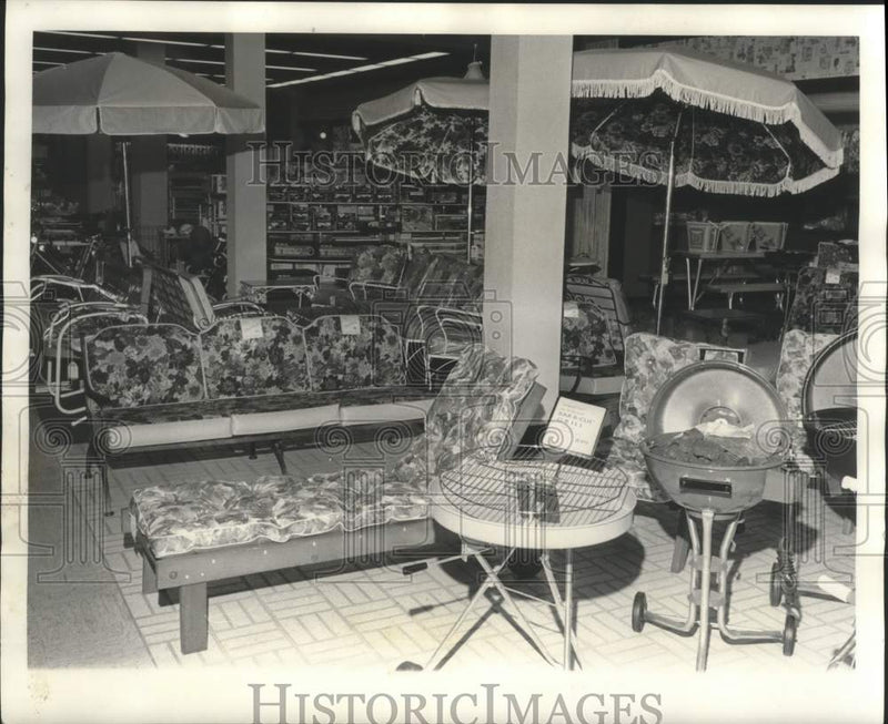 Load image into Gallery viewer, 1973 Press Photo Interior view of Krauss Co. store at Canal and Basin Streets
