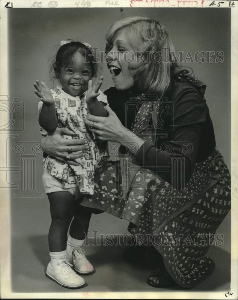 1977 Press Photo Stacey Harris with speech pathologist Sarah Richter- Historic Images