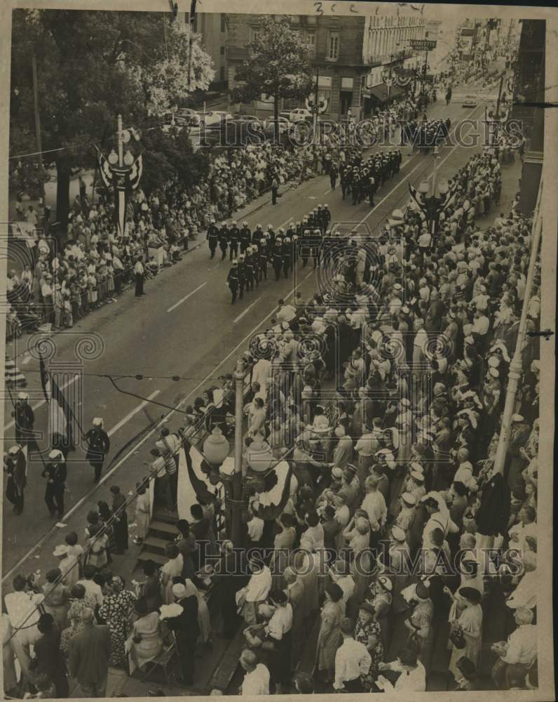 1952 Press Photo Crowds watch marchers in Templar&#39;s Cross Formation in Texas.