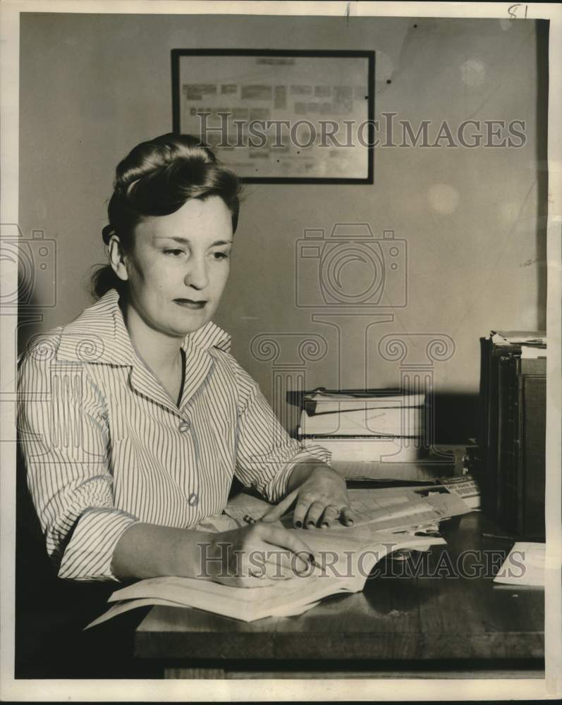 1952 Press Photo May Bamforth Hubert, research assistant to revise Civil Code