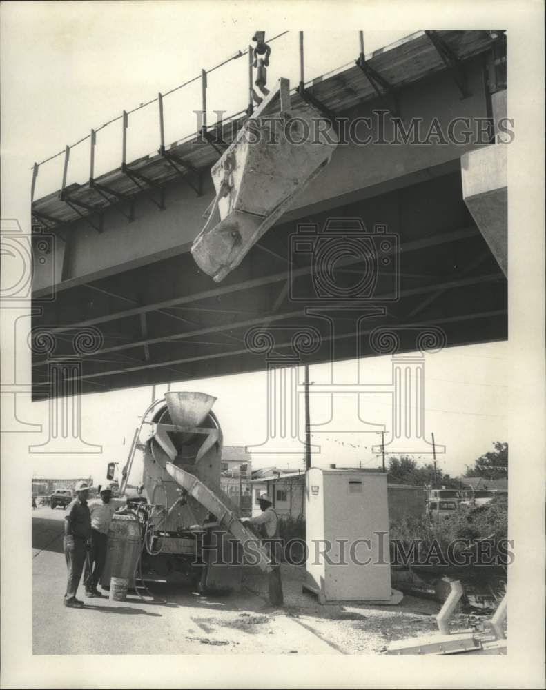 1971 Press Photo Construction crew and machinery along I-10 and Galver