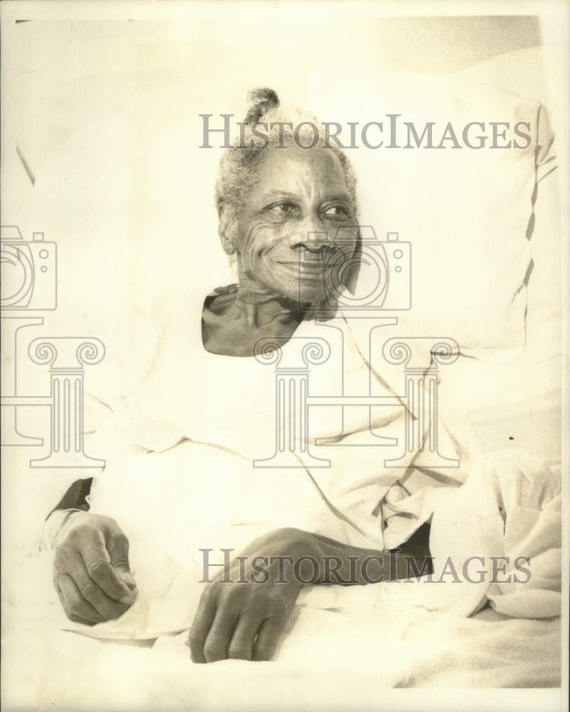 Load image into Gallery viewer, 1973 Press Photo Mrs. Sarah C. Jackson, 103 years old, undergoes major surgery
