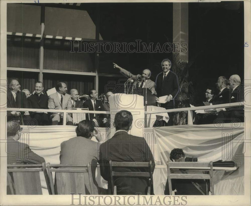 Load image into Gallery viewer, 1968 Press Photo Delegates during dedication ceremonies for International Center
