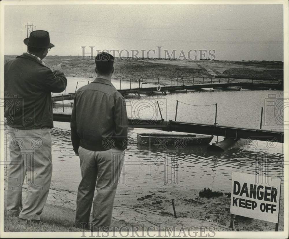 1961 Press Photo Officials inspecting the Interstate-10 construction