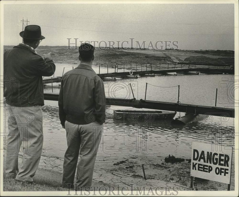 Load image into Gallery viewer, 1961 Press Photo Officials inspecting the Interstate-10 construction
