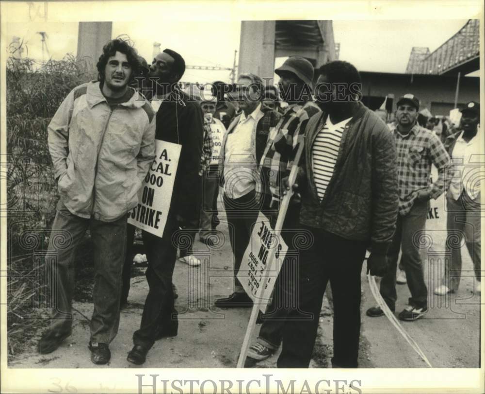1989 Press Photo None Union Worker confronted by striking Longshoremen members- Historic Images