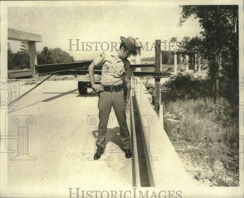 Load image into Gallery viewer, 1971 Press Photo State Troopers have concerns over new Interstate 10.
