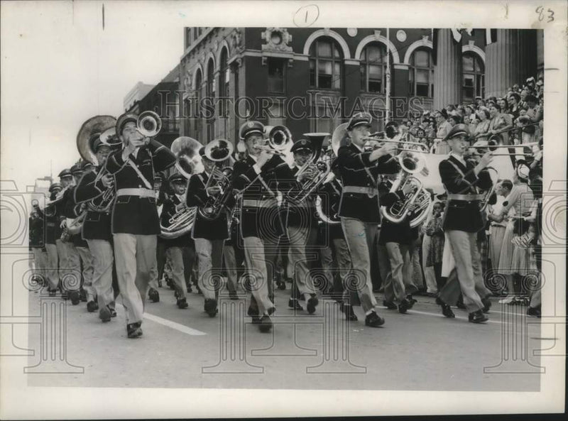 Load image into Gallery viewer, 1952 Press Photo Twenty bands, thousands of Sir Knights featured in procession.
