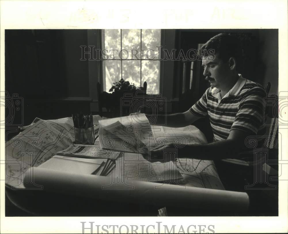 1986 Press Photo Michael Huber studying plans for his next project - Historic Images