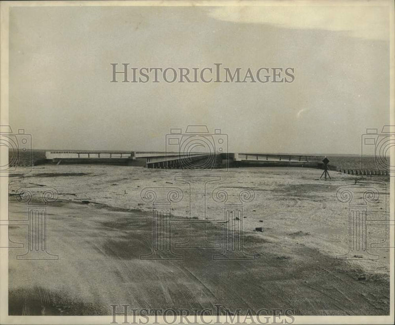 Load image into Gallery viewer, 1964 Press Photo Scene from the construction of Interstate-10- New Orleans End

