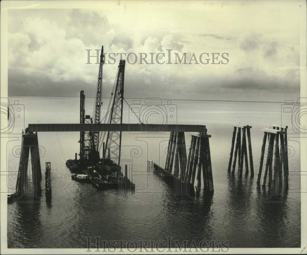 1962 Press Photo A crane lifts a 200-foot girder into position- Interstate Work- Historic Images